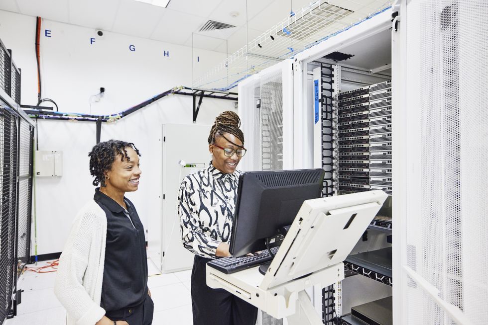 Two SoftwareOne employees typing on a computer in a laboratory