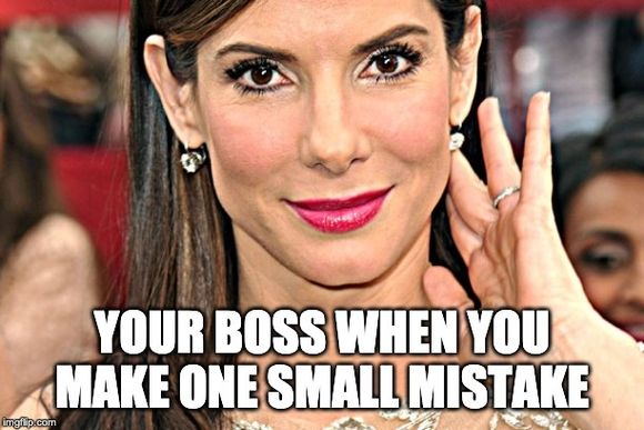 KÜÇÜK BİR HATA YAPTIĞINIZDA PATRONUNUZ patron meme’i (Sandra Bullock gözlerini kırpmadan bakıyor)